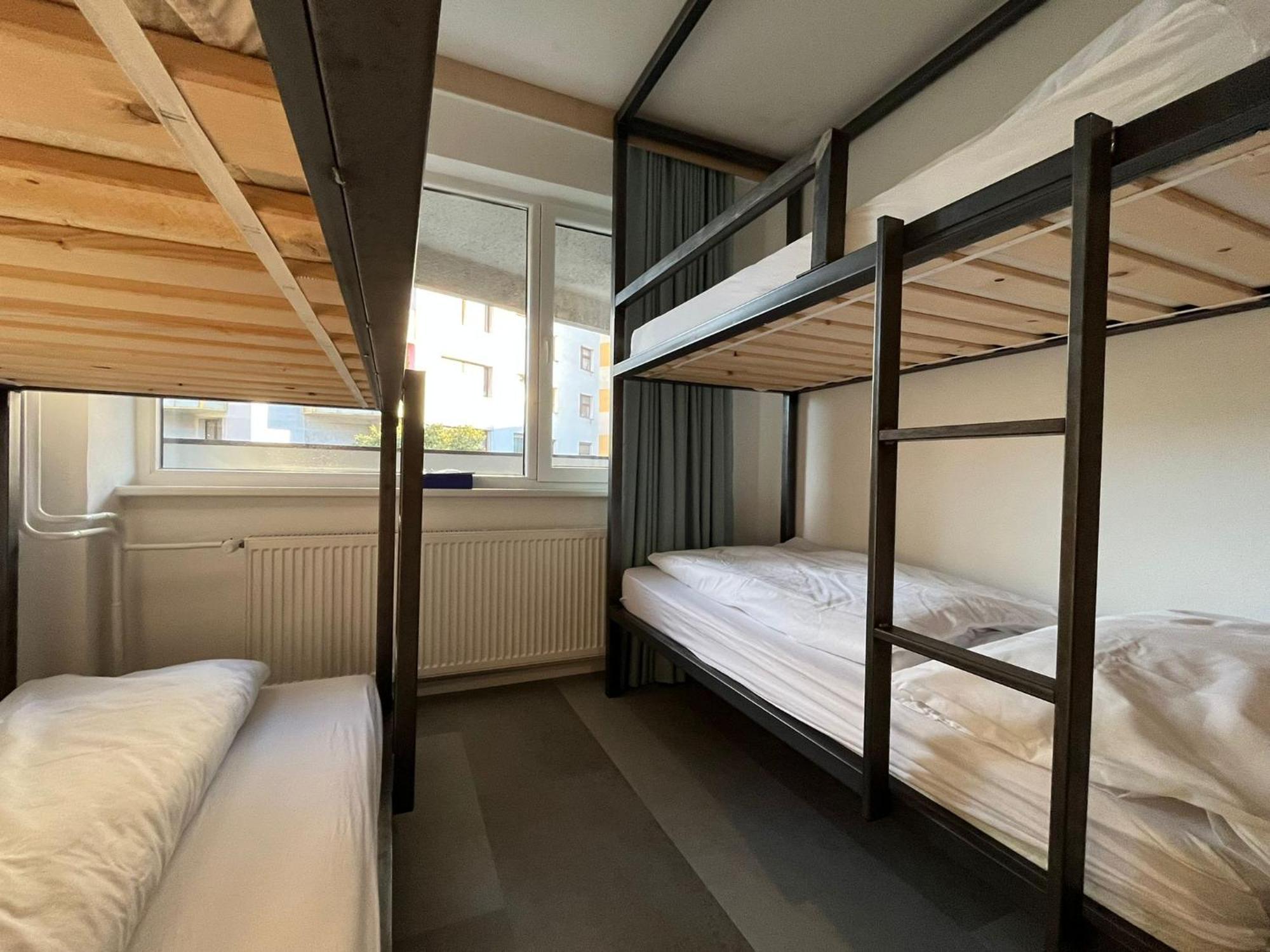 Izy Stay Hostel Pressburg Exterior foto