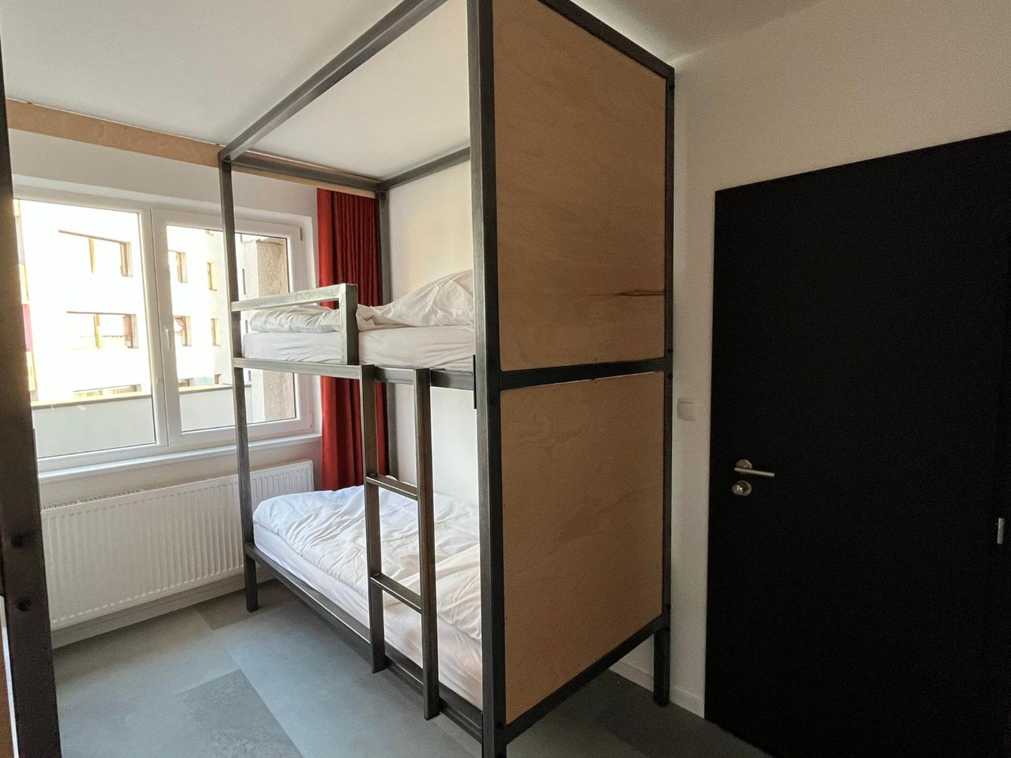Izy Stay Hostel Pressburg Exterior foto
