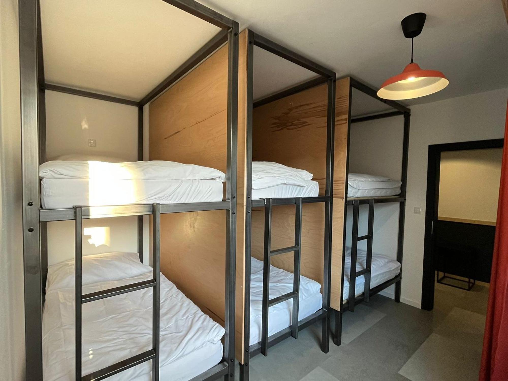 Izy Stay Hostel Pressburg Exterior foto