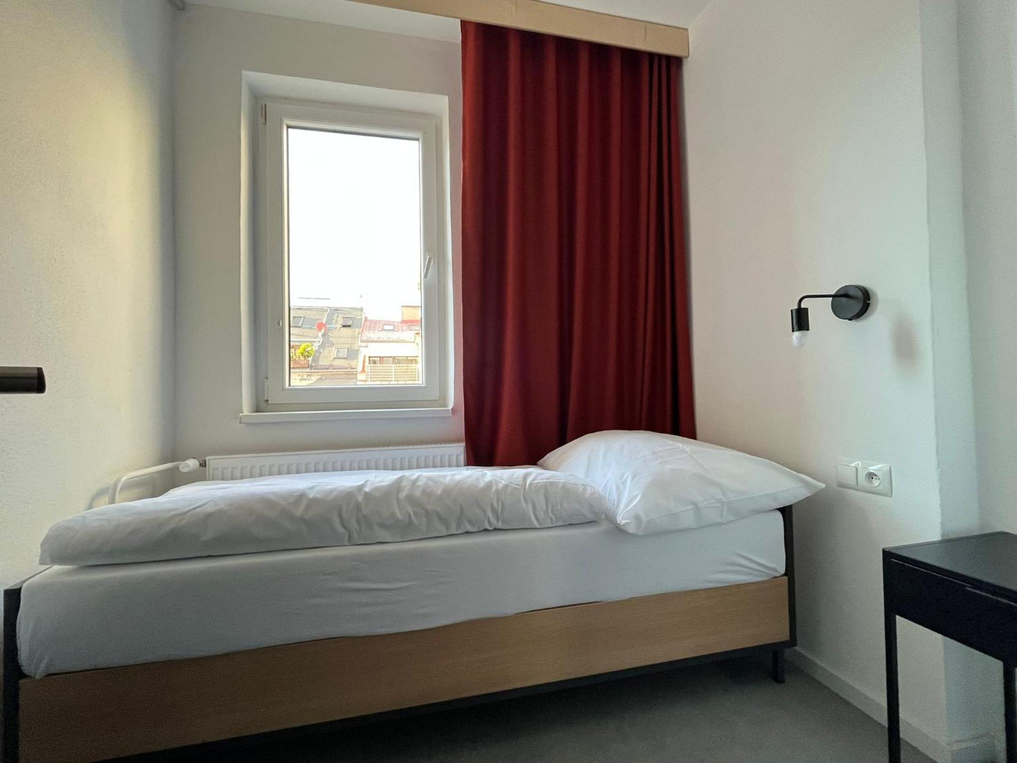 Izy Stay Hostel Pressburg Exterior foto