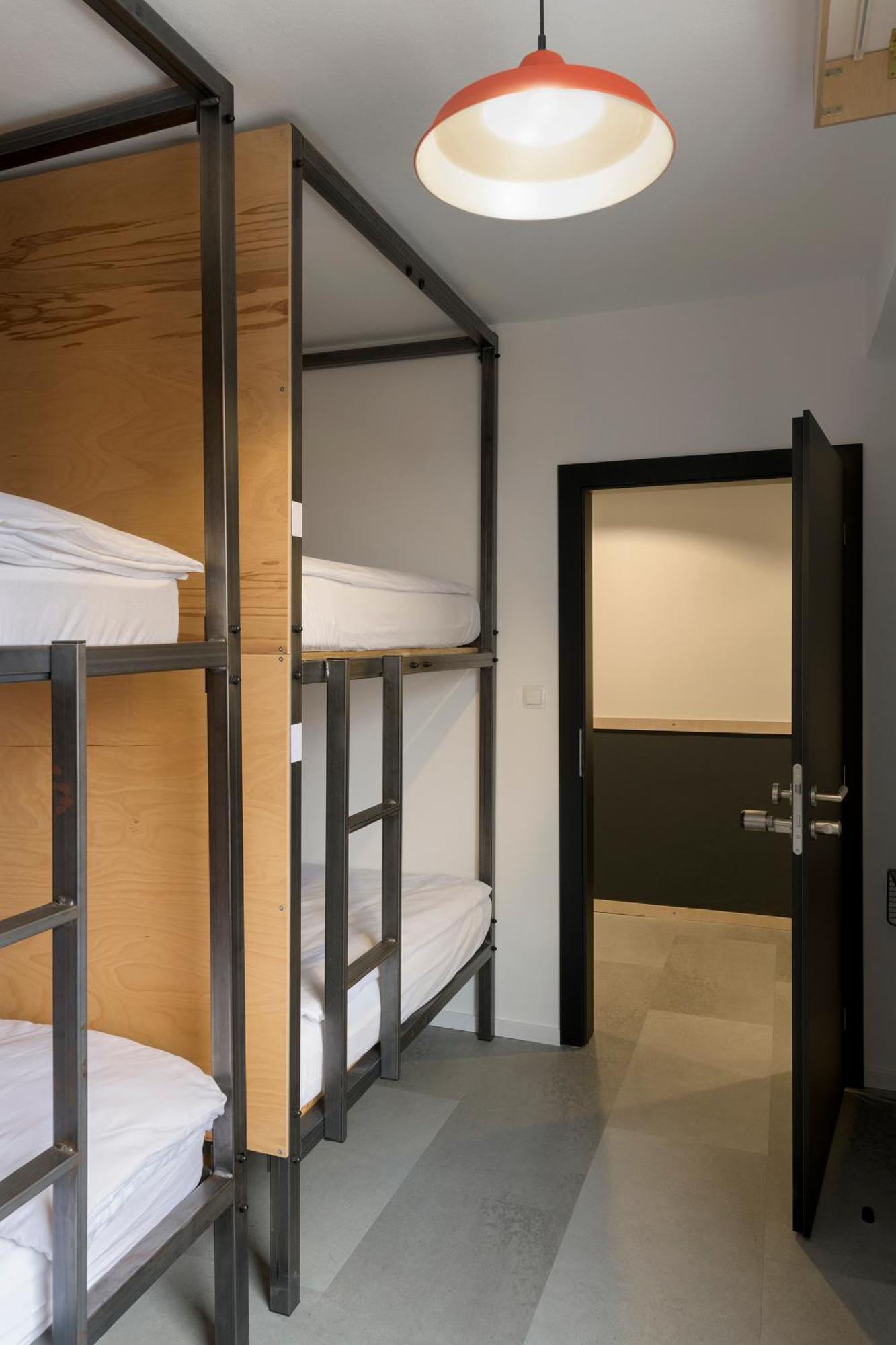 Izy Stay Hostel Pressburg Exterior foto